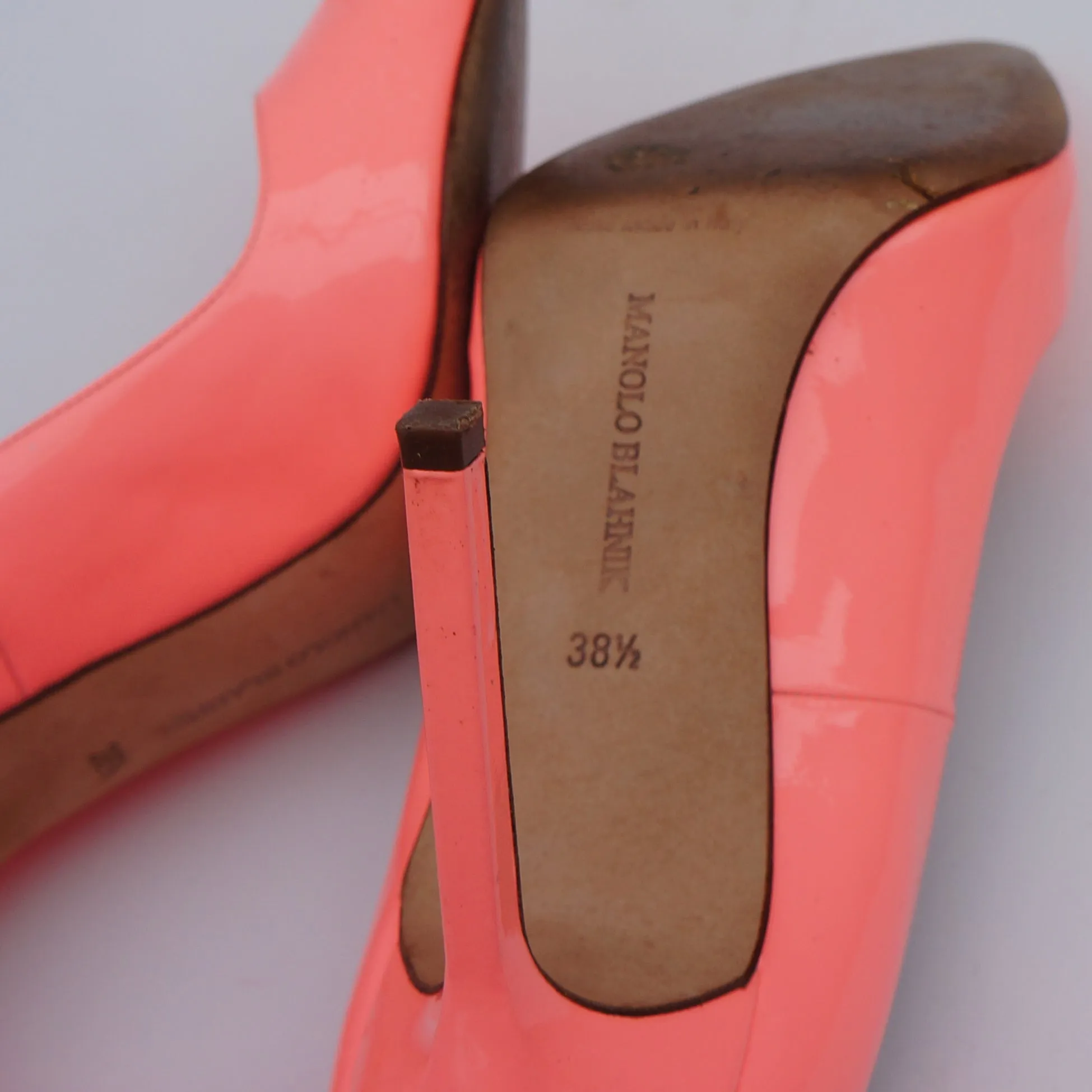 MANOLO BLAHNIK BB CORAL PATENT LEATHER PUMP